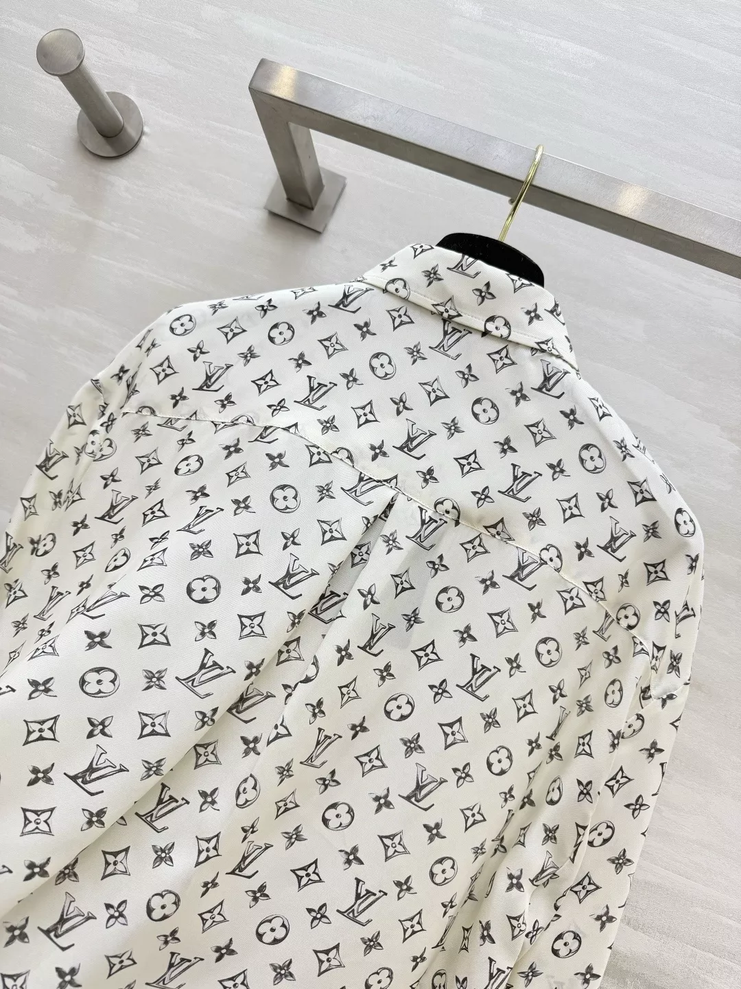루이비통 모노그램 실크 새틴 여성용 긴소매 셔츠 상세 이미지 8