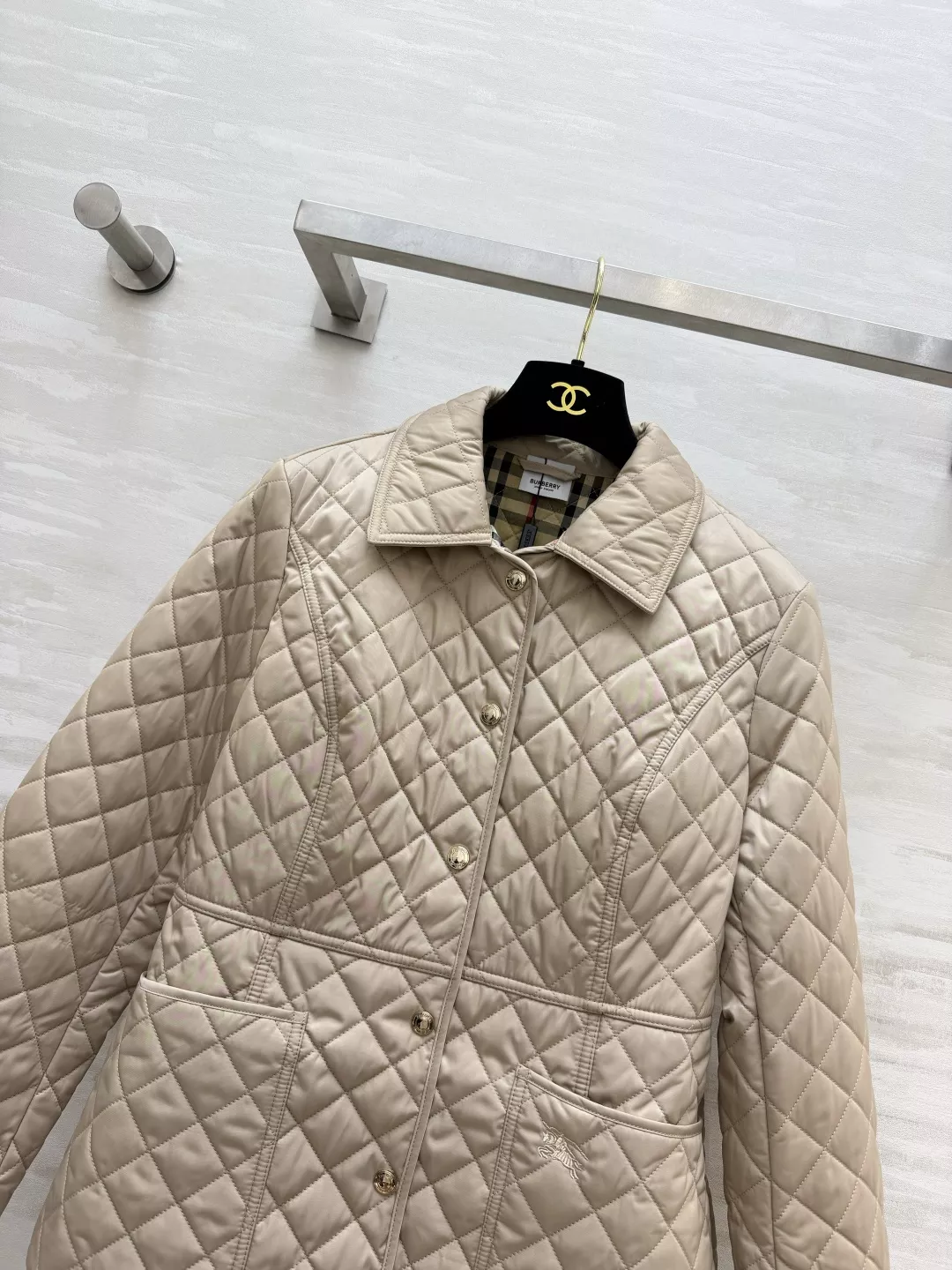 버버리 다이아 퀼팅 슬림핏 여성용 쇼트 패딩 상세 이미지 15