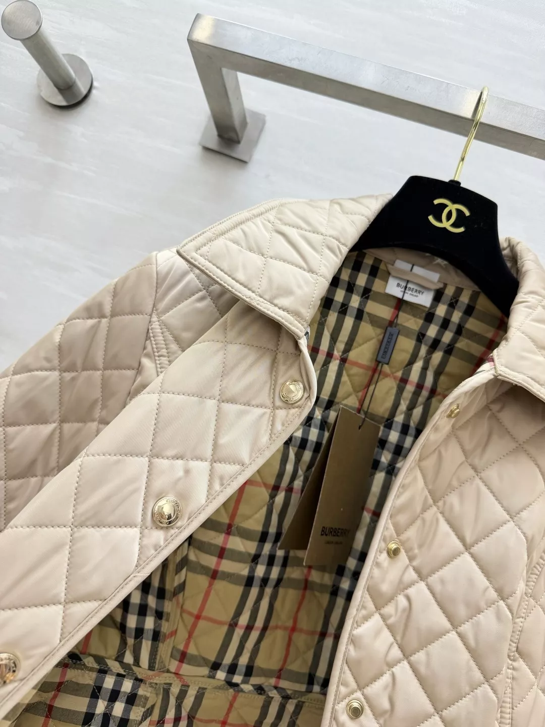 버버리 다이아 퀼팅 슬림핏 여성용 쇼트 패딩 상세 이미지 18
