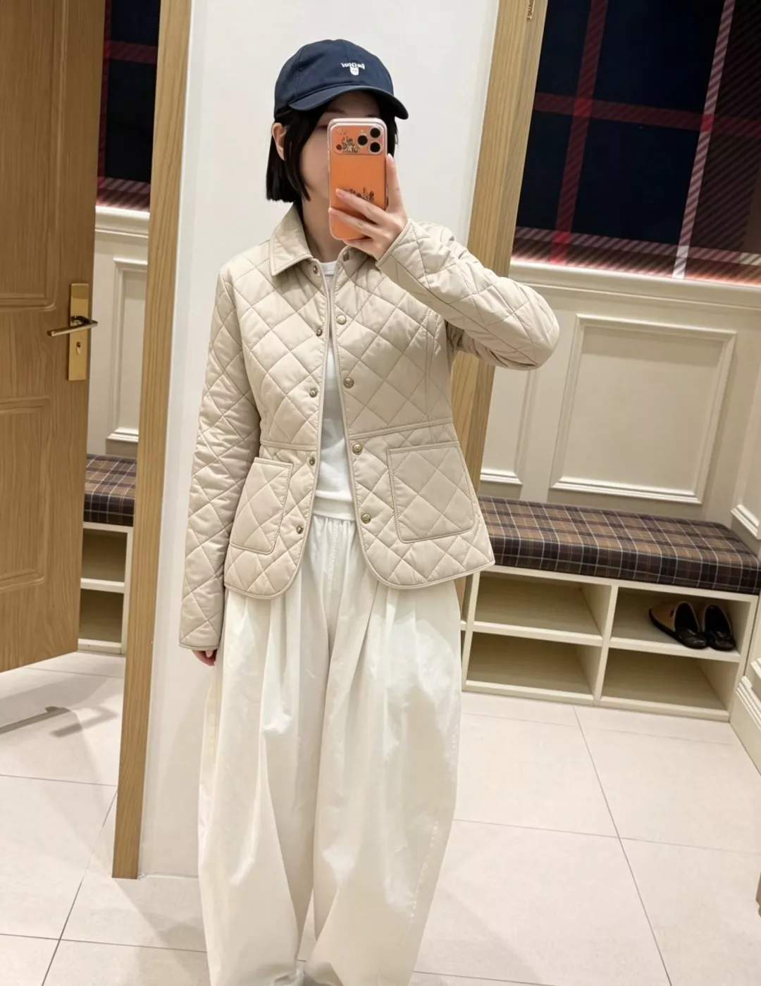 버버리 다이아 퀼팅 슬림핏 여성용 쇼트 패딩 상세 이미지 20