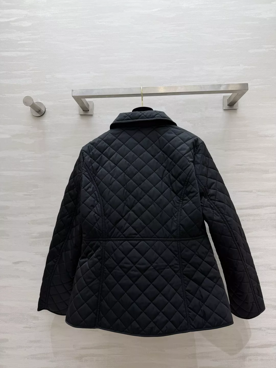 버버리 다이아 퀼팅 슬림핏 여성용 쇼트 패딩 상세 이미지 8