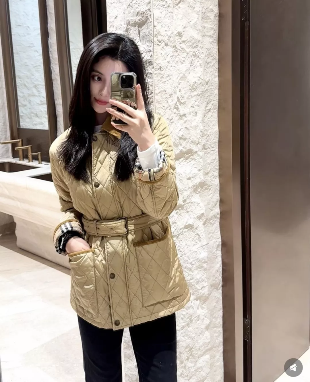 버버리 코듀로이 칼라 퀼팅 여성용 쇼트 패딩 상세 이미지 16