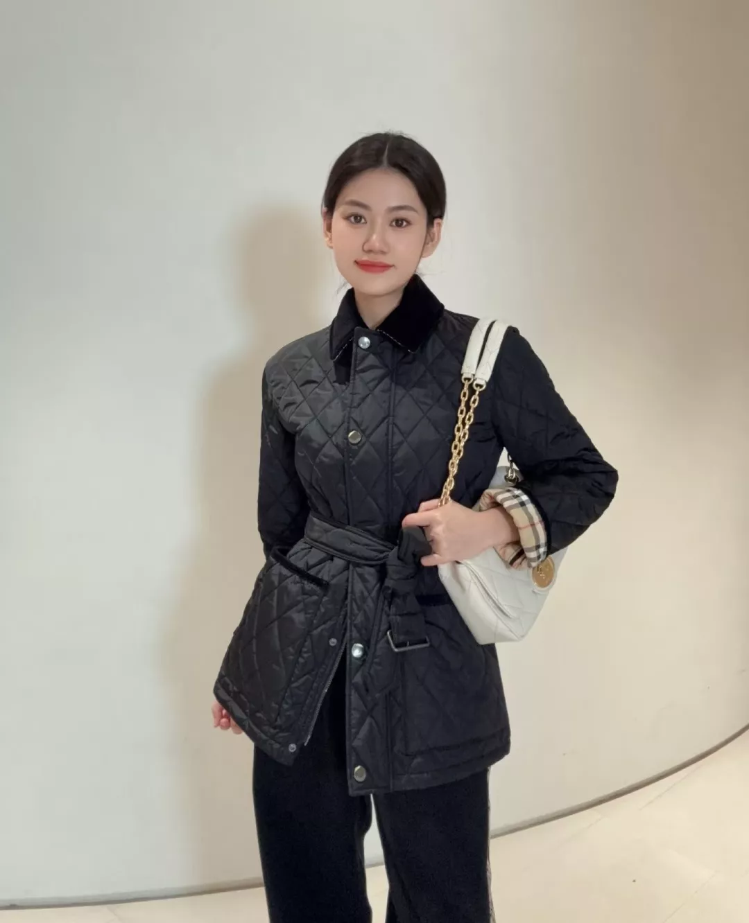 버버리 코듀로이 칼라 퀼팅 여성용 쇼트 패딩 상세 이미지 35