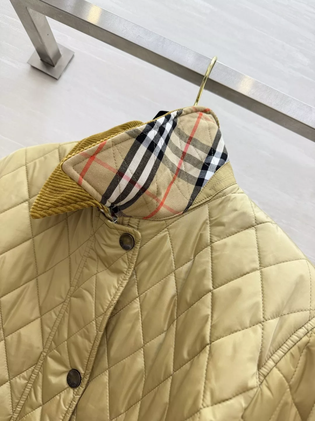버버리 코듀로이 칼라 퀼팅 여성용 쇼트 패딩 상세 이미지 5