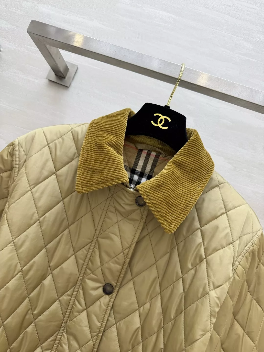 버버리 코듀로이 칼라 퀼팅 여성용 쇼트 패딩 상세 이미지 8