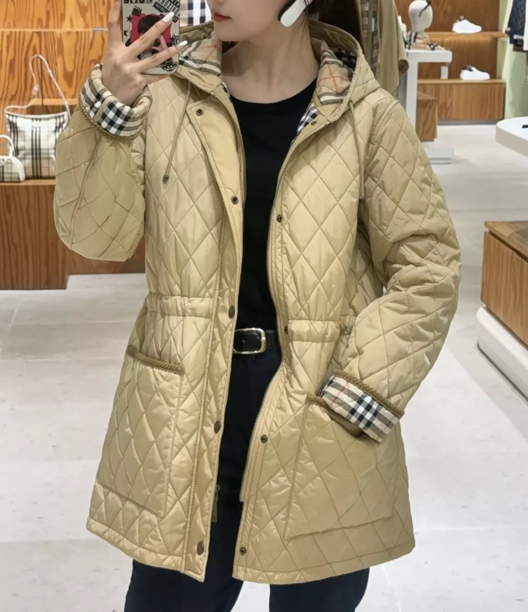 버버리 다이아 퀼팅 후드 여성용 미들 패딩 상세 이미지 11