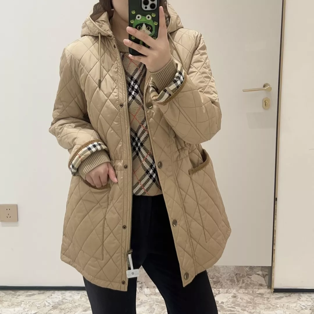버버리 다이아 퀼팅 후드 여성용 미들 패딩 상세 이미지 13