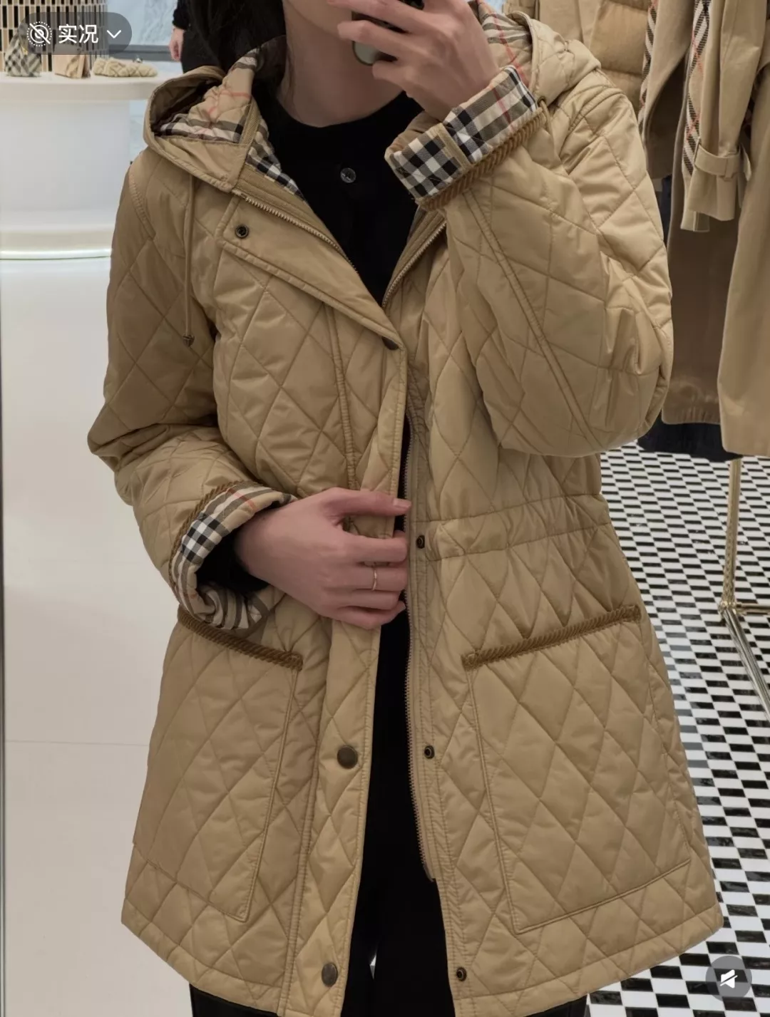 버버리 다이아 퀼팅 후드 여성용 미들 패딩 상세 이미지 16