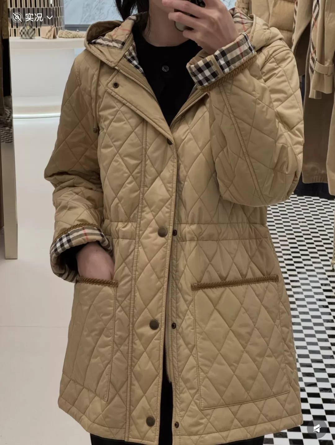 버버리 다이아 퀼팅 후드 여성용 미들 패딩 상세 이미지 17
