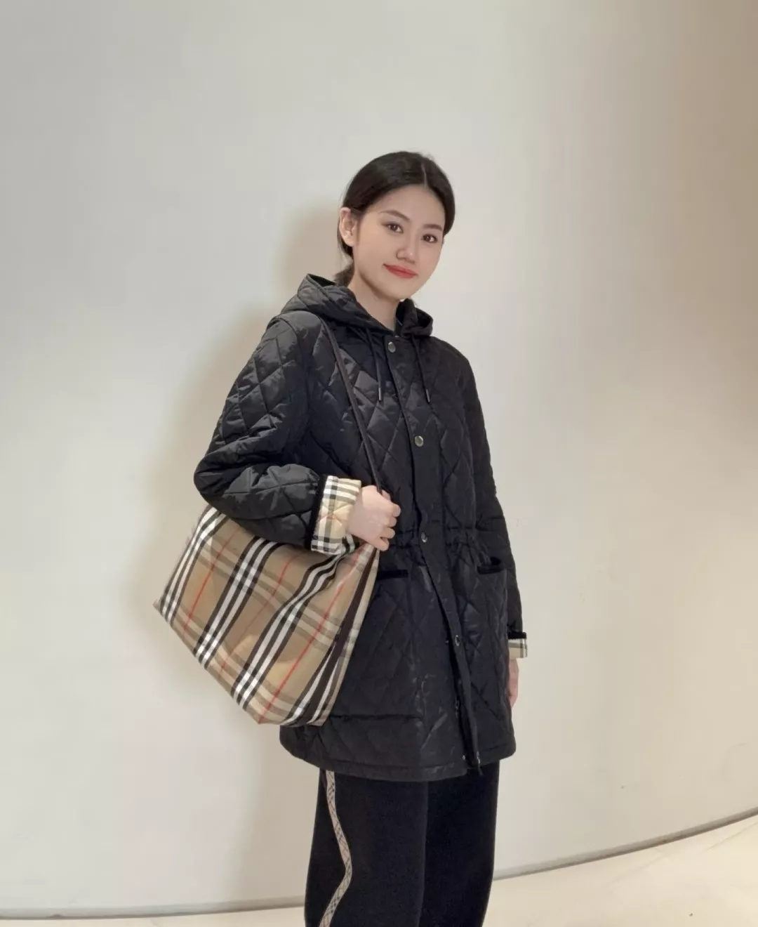 버버리 다이아 퀼팅 후드 여성용 미들 패딩 상세 이미지 30
