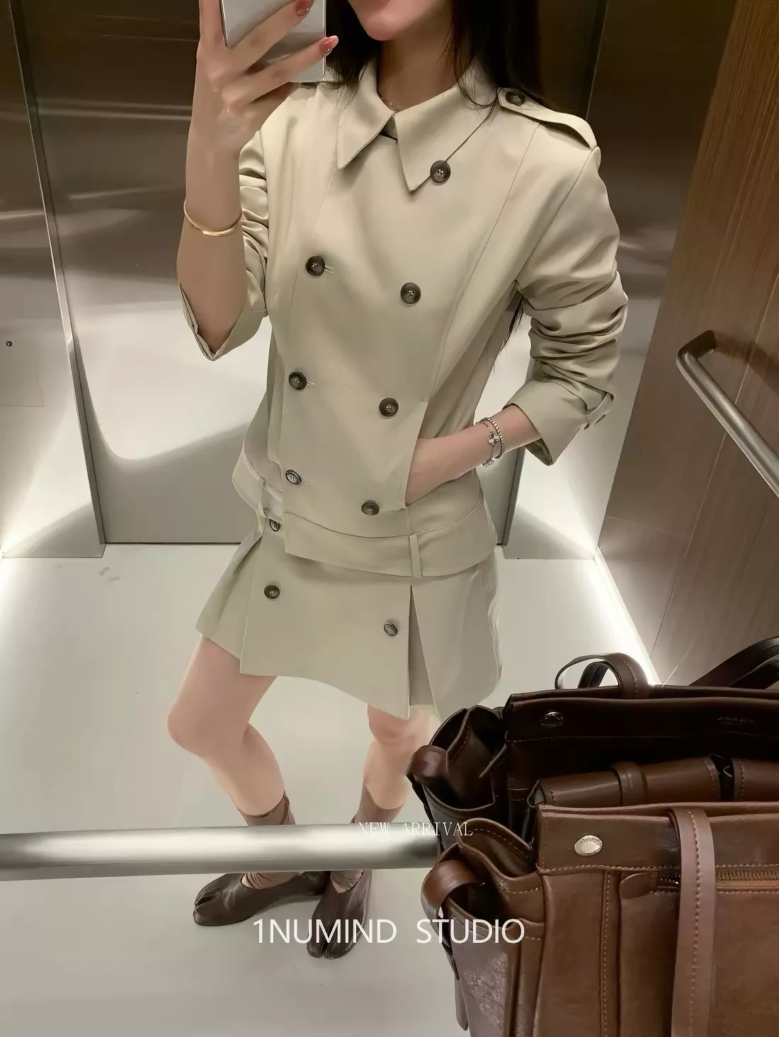 노브랜드 더블 버튼 칼라 플리츠 여성용 투피스 상세 이미지 38