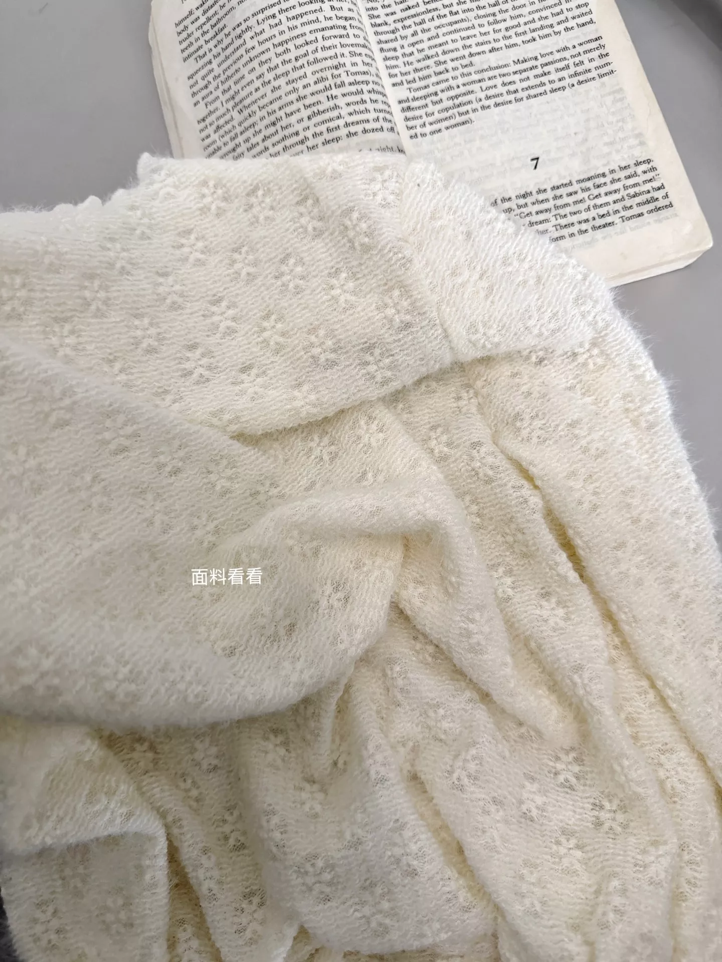 노브랜드 잔꽃 자카드 여성용 긴소매 티셔츠 상세 이미지 4