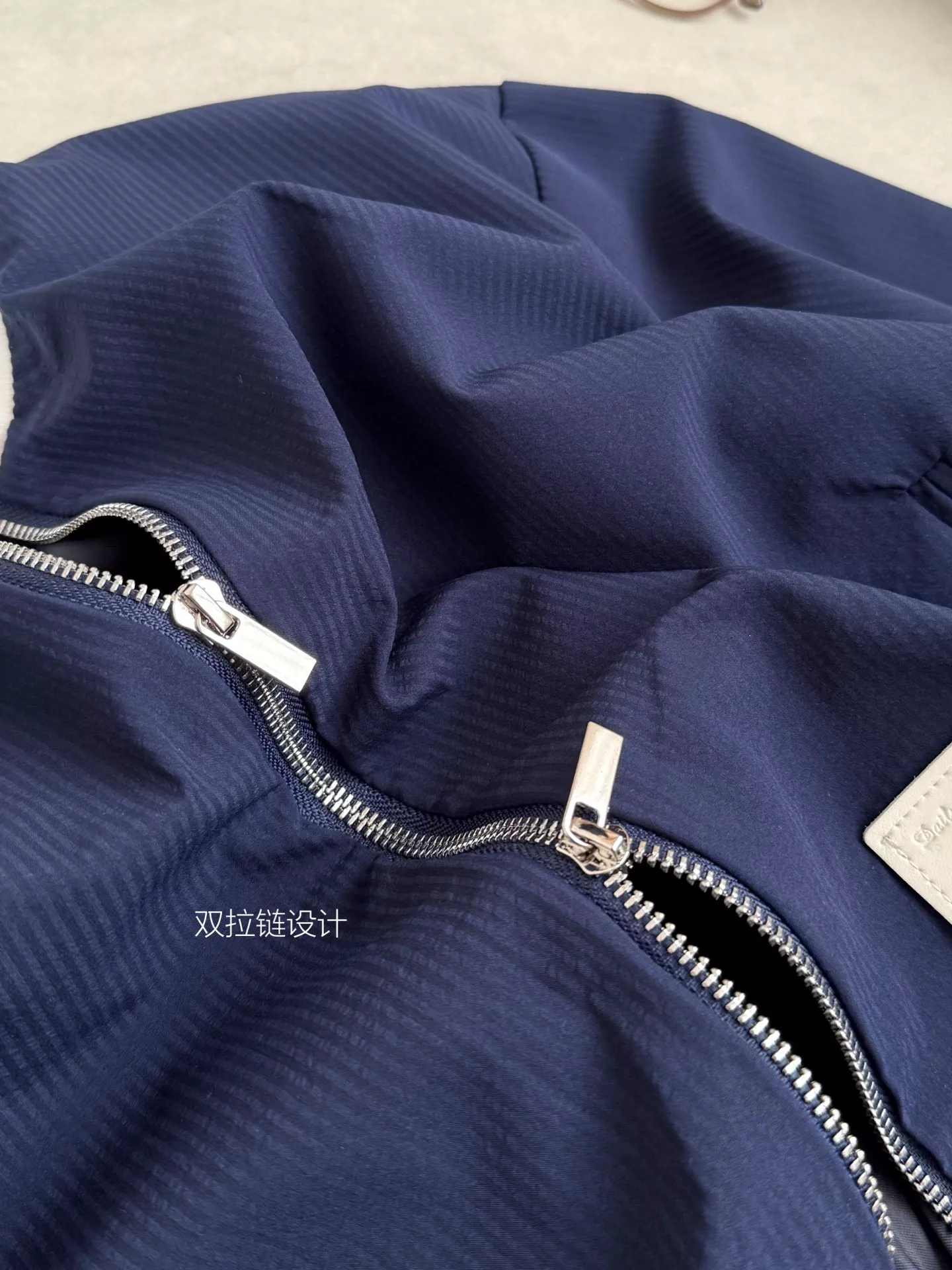 노브랜드 스탠드칼라 플리츠 여성용 투피스 상세 이미지 17