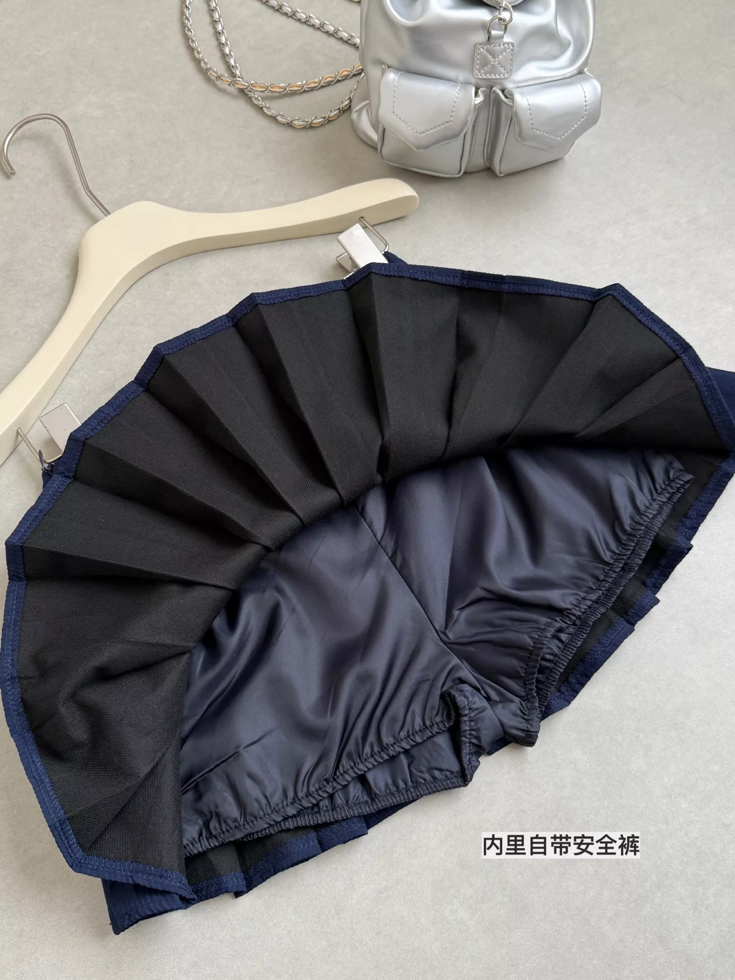 노브랜드 스탠드칼라 플리츠 여성용 투피스 상세 이미지 18
