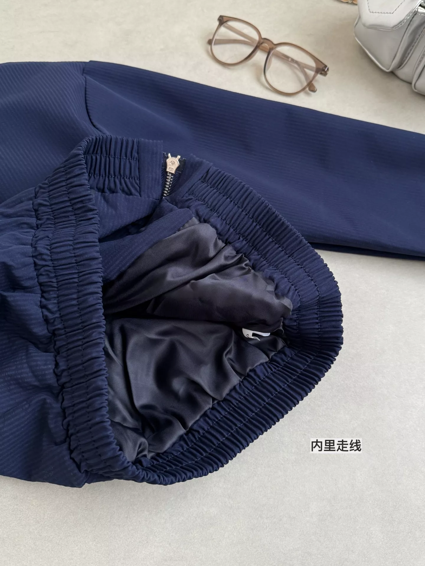 노브랜드 스탠드칼라 플리츠 여성용 투피스 상세 이미지 6