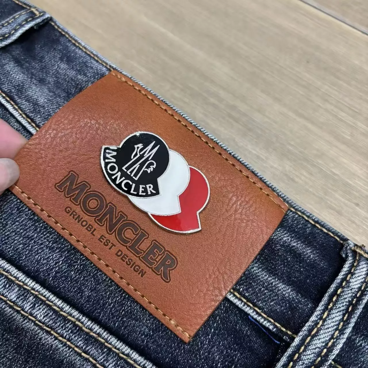 몽클레어 워싱 일자핏 남녀공용 데님 팬츠 상세 이미지 6