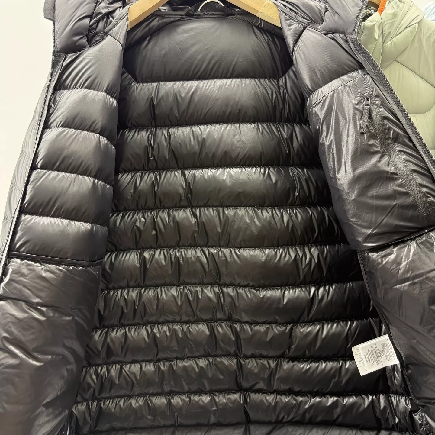 아크테릭스 후드 퀼팅 남녀공용 쇼트 패딩 상세 이미지 10
