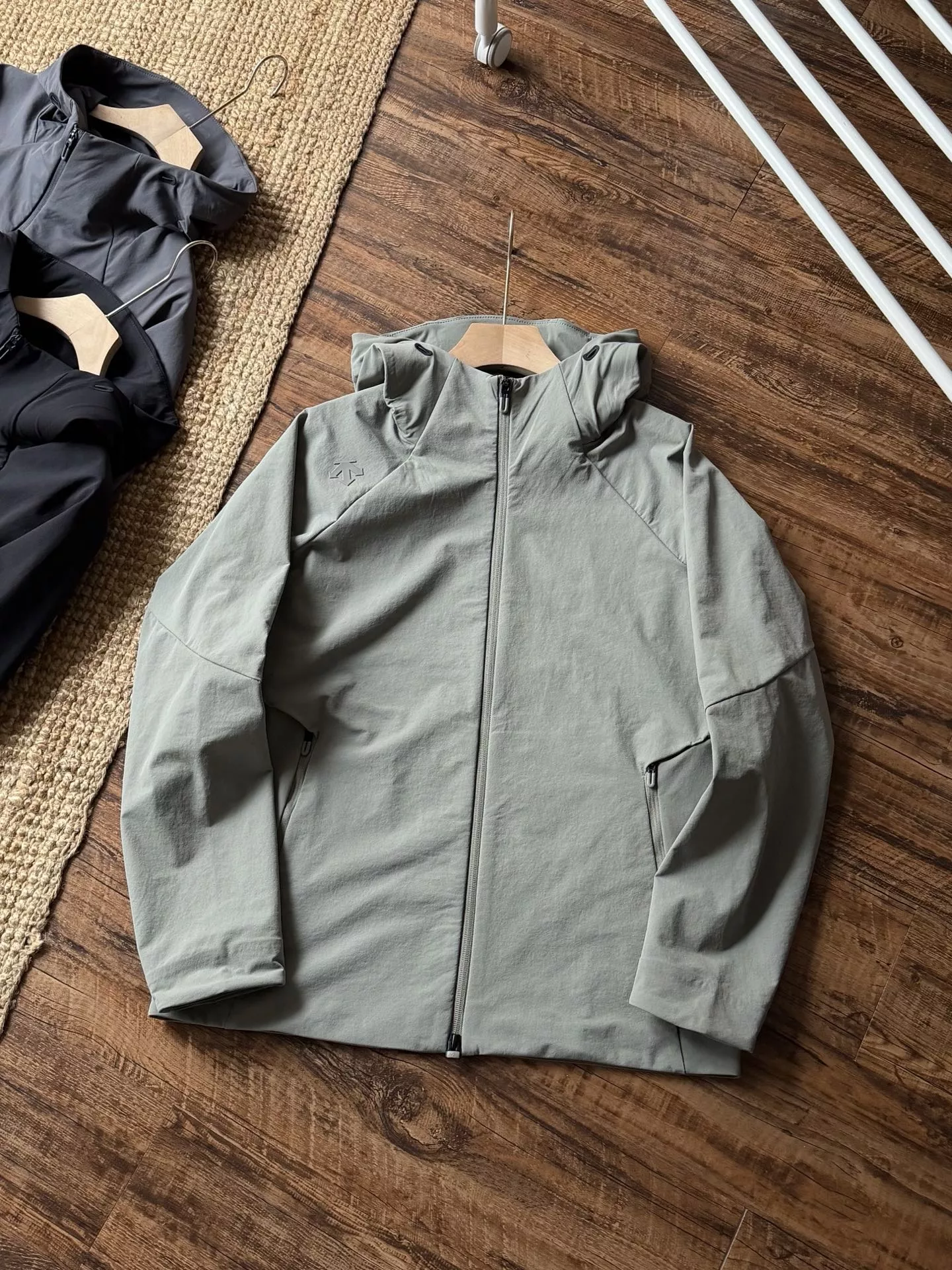 데상트 우븐 소프트셸 남녀공용 후드 재킷 상세 이미지 4
