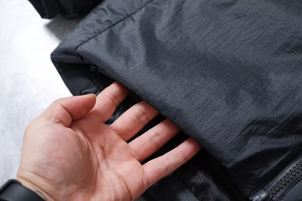 아크테릭스 옆면 신축 패널 남녀공용 쇼트 패딩 상세 이미지 19
