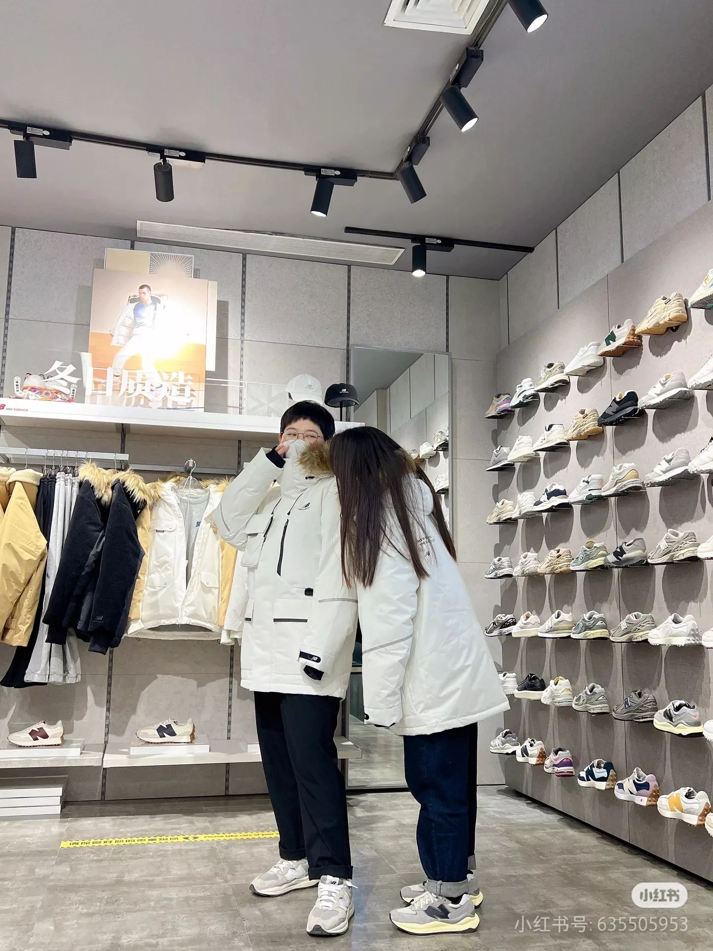 뉴발란스 퍼 칼라 덕다운 남녀공용 미들 패딩 상세 이미지 46