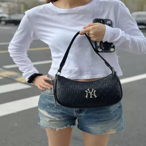 엠엘비 로고 패턴 폴리우레탄 언더암 숄더백