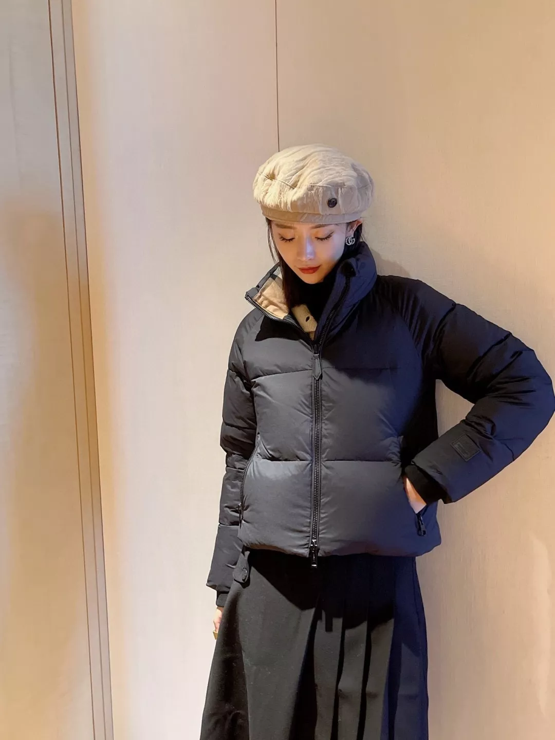 버버리 스탠드넥 체크 안감 여성용 쇼트 패딩 상세 이미지 13