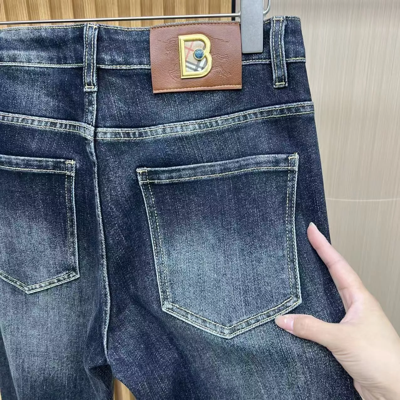 버버리 워싱 가죽 라벨 남녀공용 데님 팬츠 상세 이미지 8