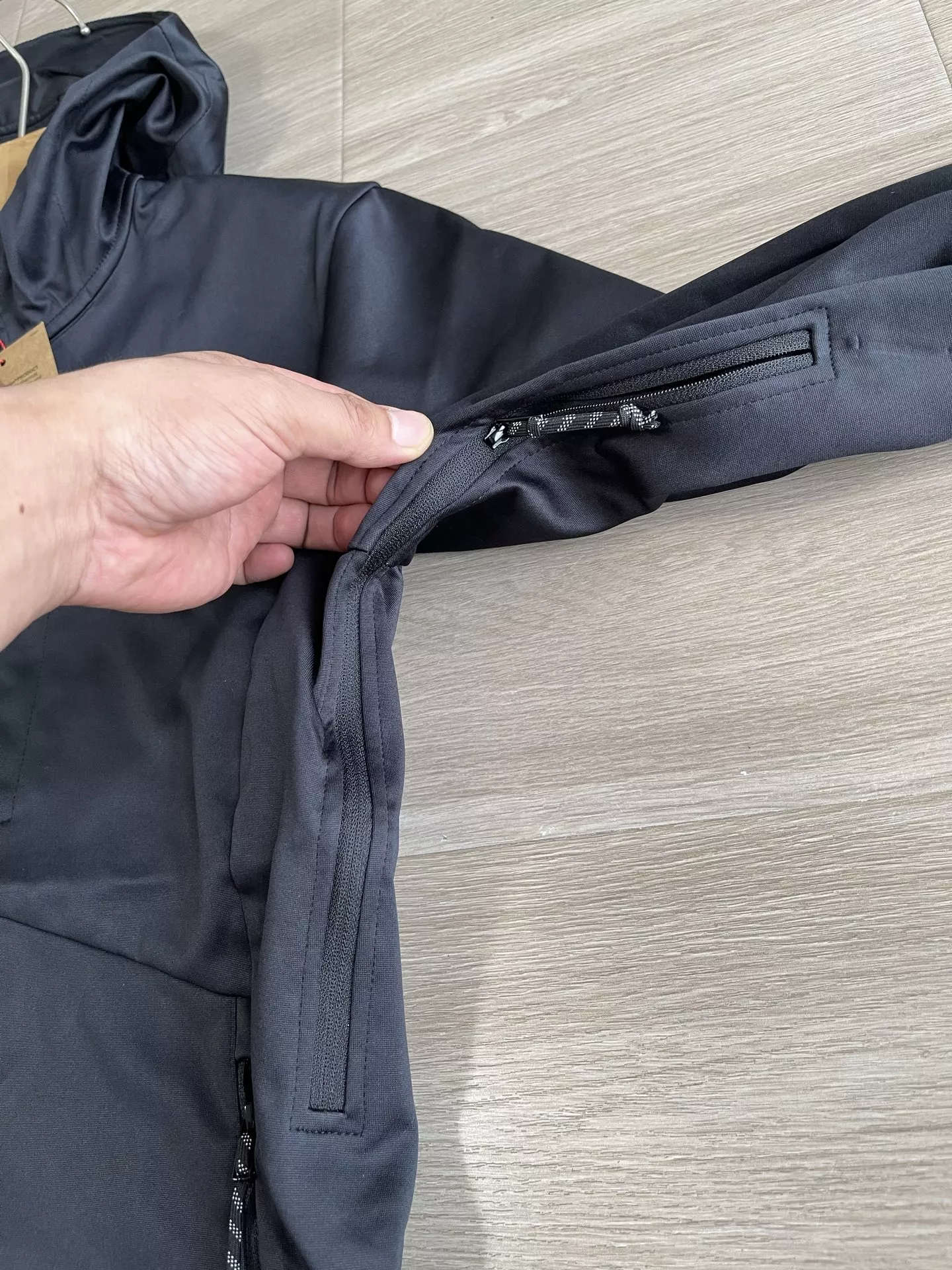마무트 소프트셸 자수 남녀공용 후드 재킷 상세 이미지 5