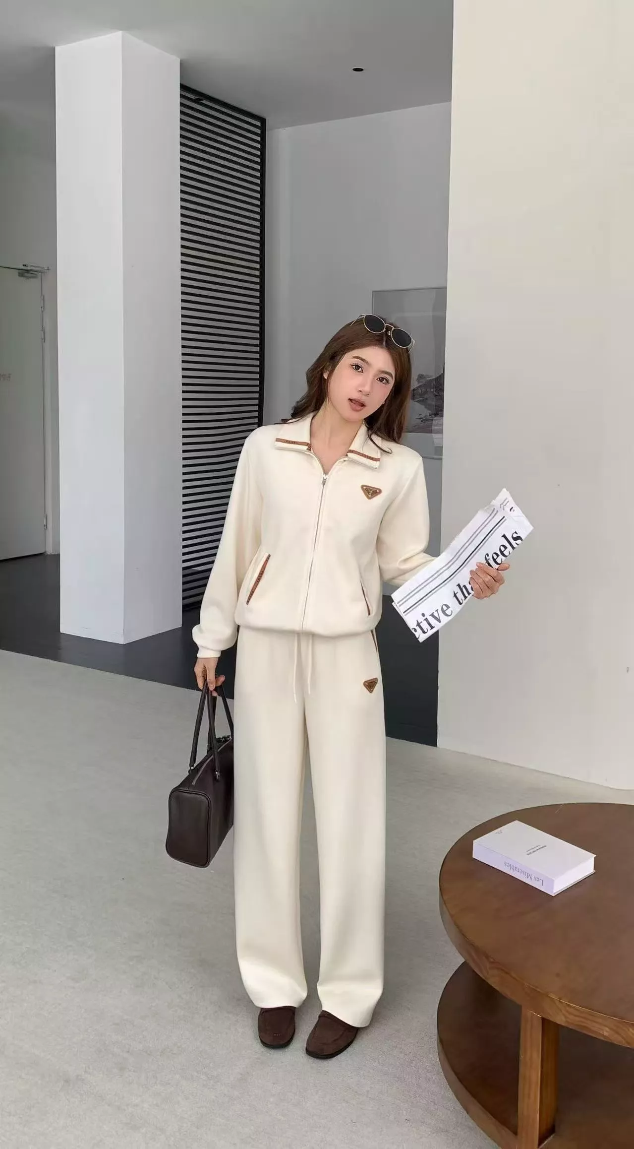 프라다 삼각 장식 집업 여성용 상하의 세트 상세 이미지 20