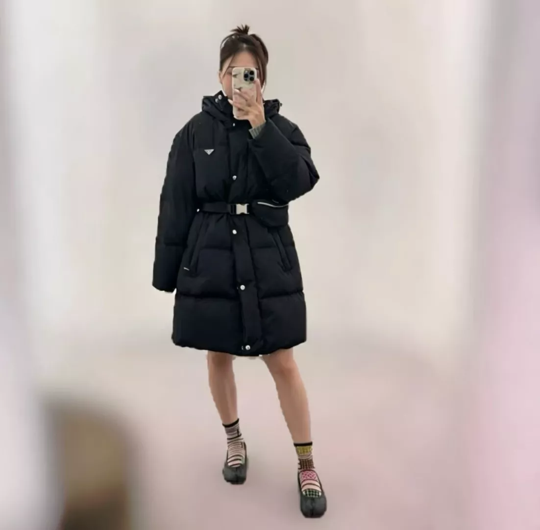 프라다 후드 허리 파우치 여성용 롱 패딩 상세 이미지 14
