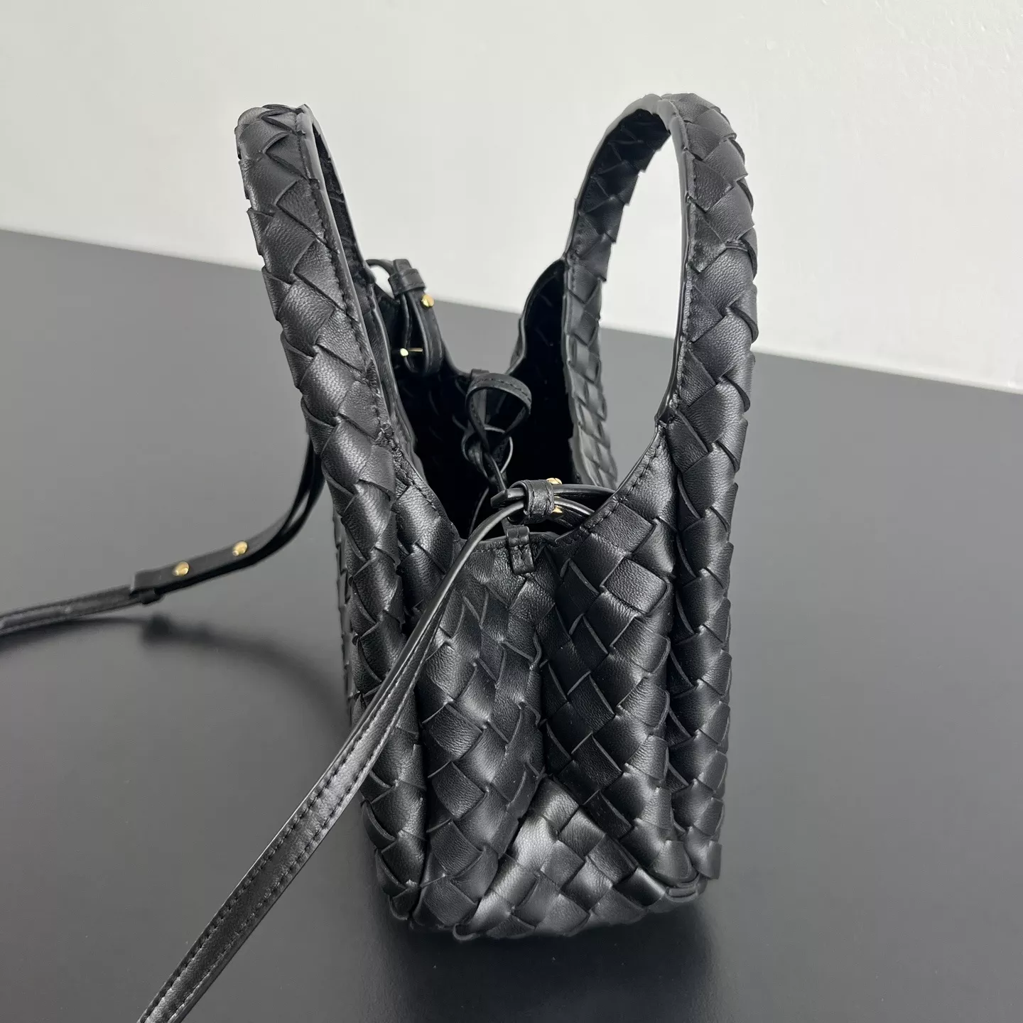 보테가베네타 위빙 패턴 곡선 핸들 토트백 상세 이미지 6