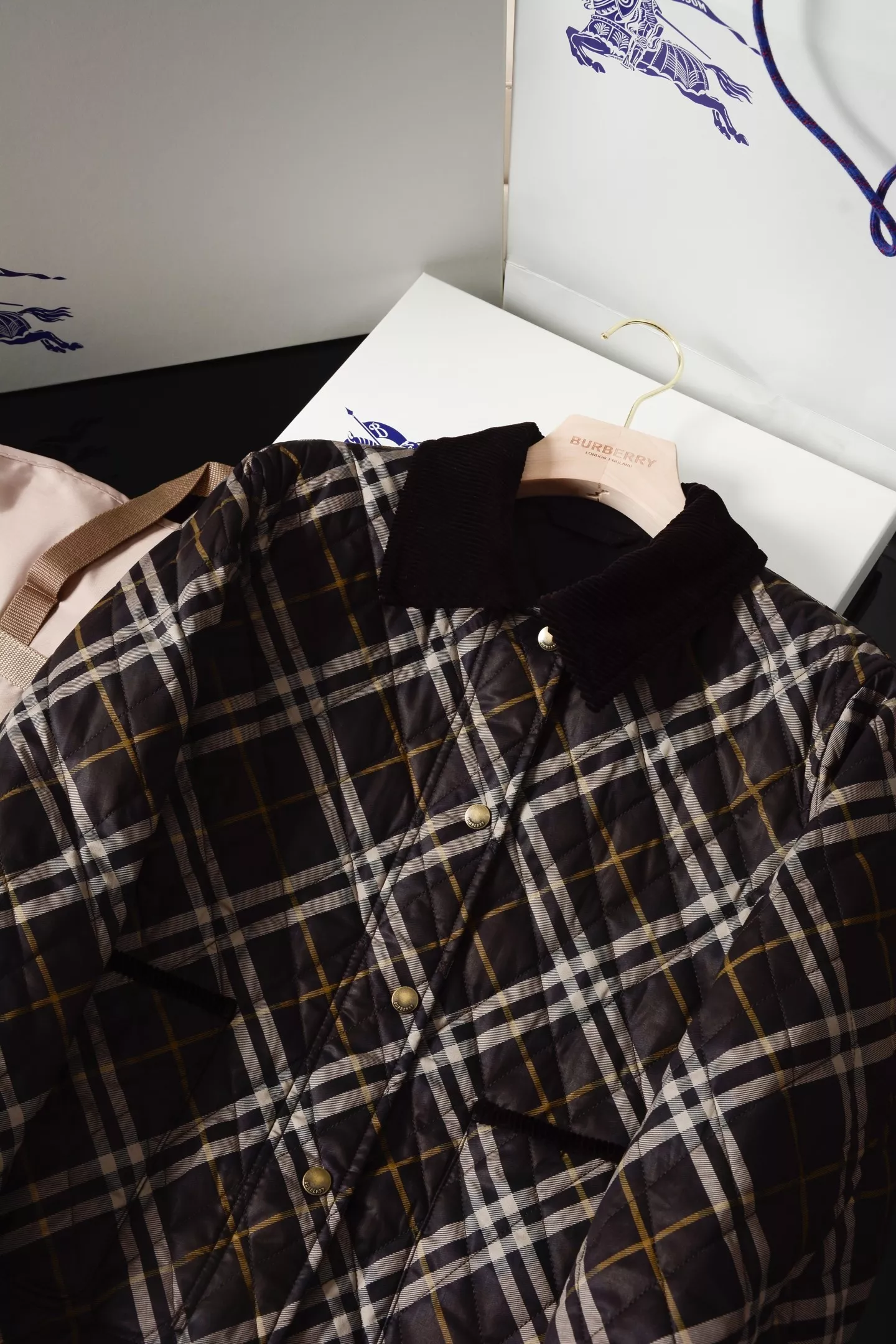 버버리 사선 체크 퀼팅 여성용 쇼트 패딩 상세 이미지 20