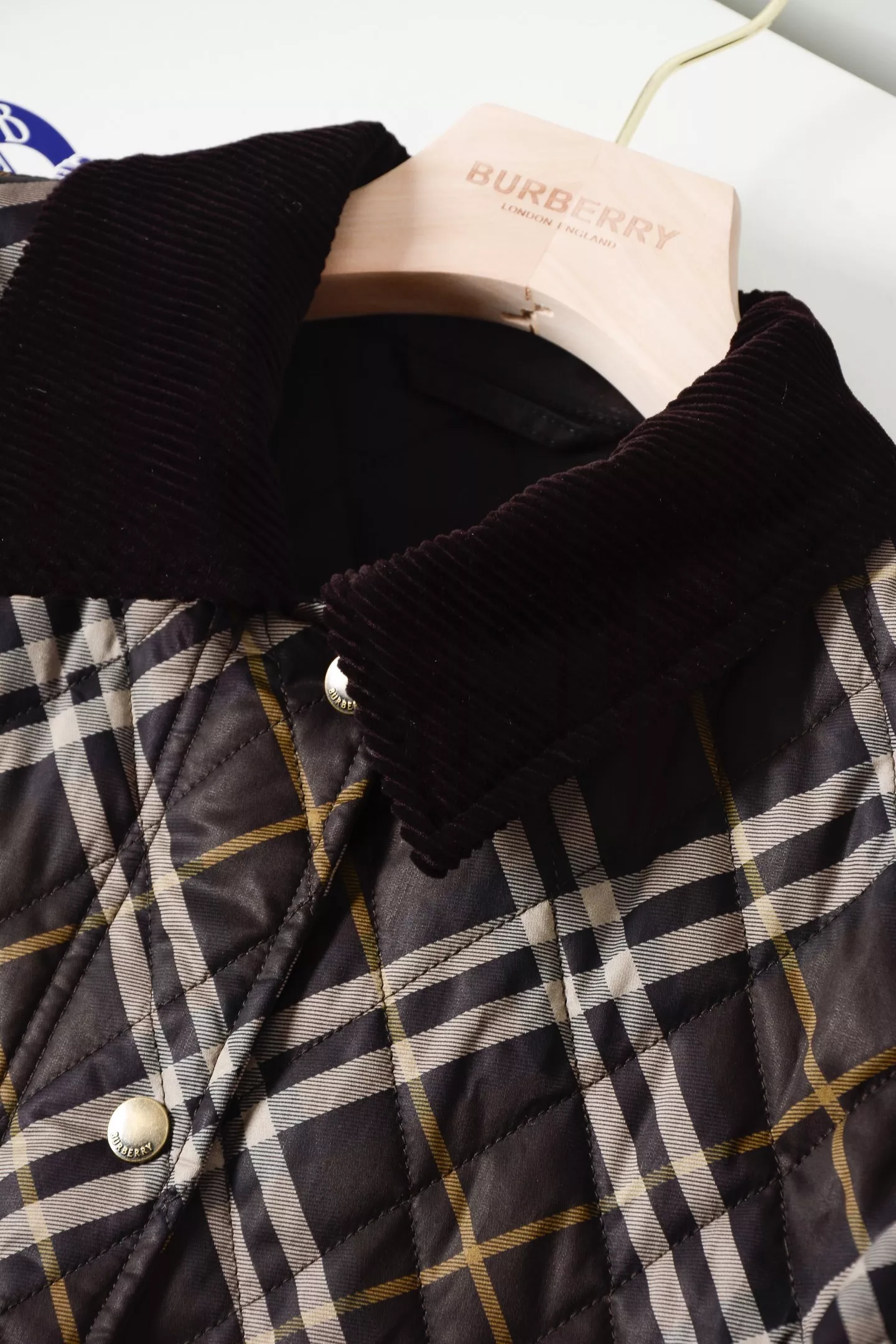 버버리 사선 체크 퀼팅 여성용 쇼트 패딩 상세 이미지 23