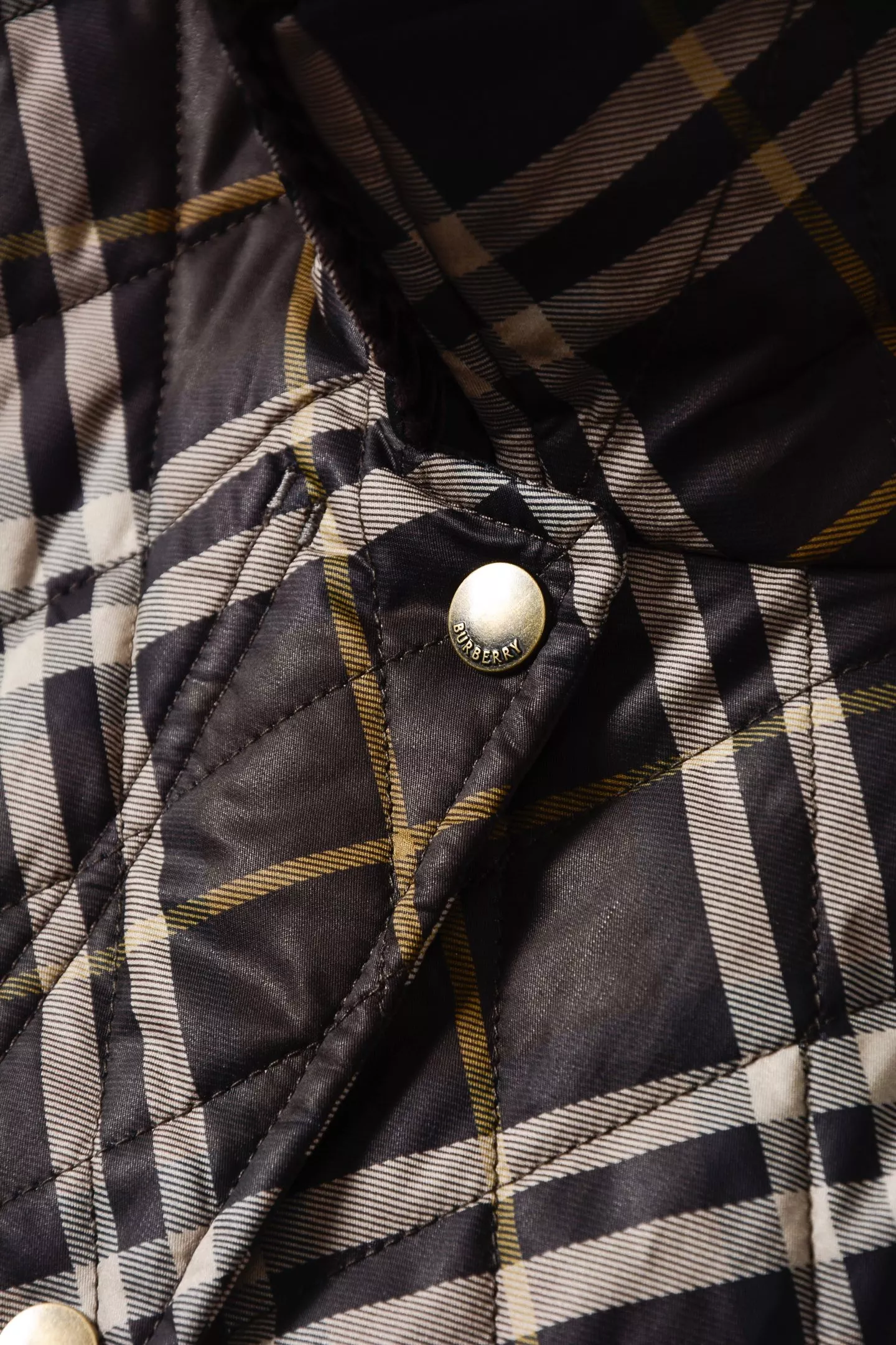 버버리 사선 체크 퀼팅 여성용 쇼트 패딩 상세 이미지 30
