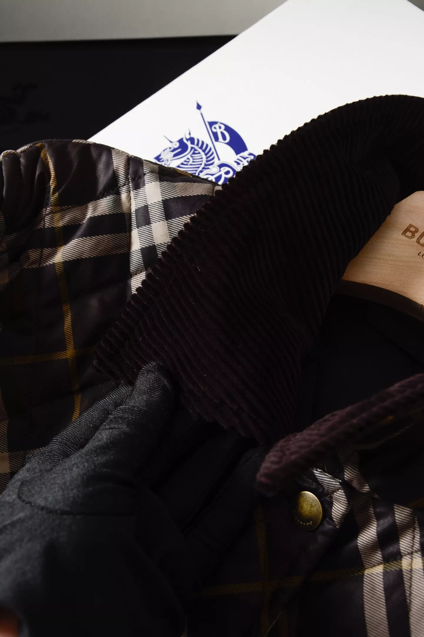 버버리 사선 체크 퀼팅 여성용 쇼트 패딩 상세 이미지 34