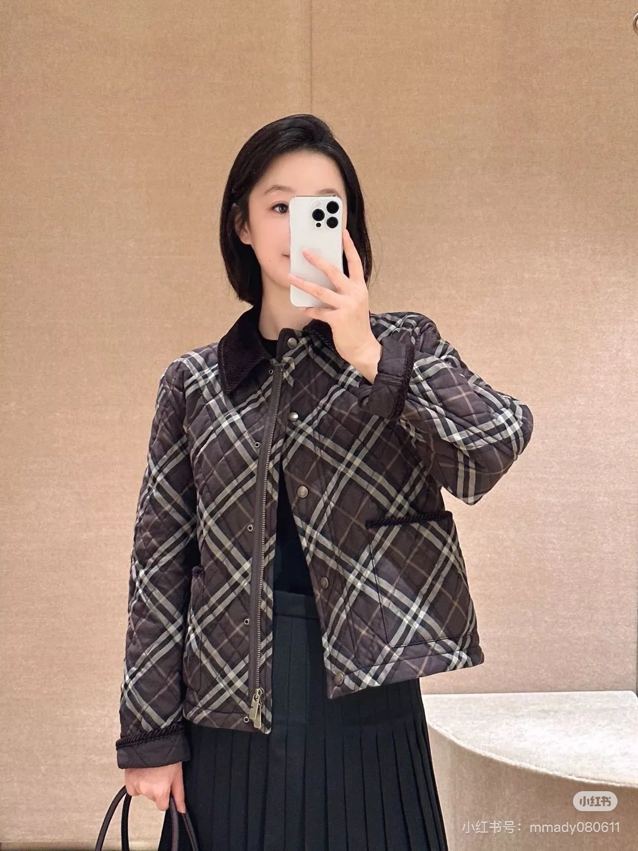 버버리 사선 체크 퀼팅 여성용 쇼트 패딩 상세 이미지 47