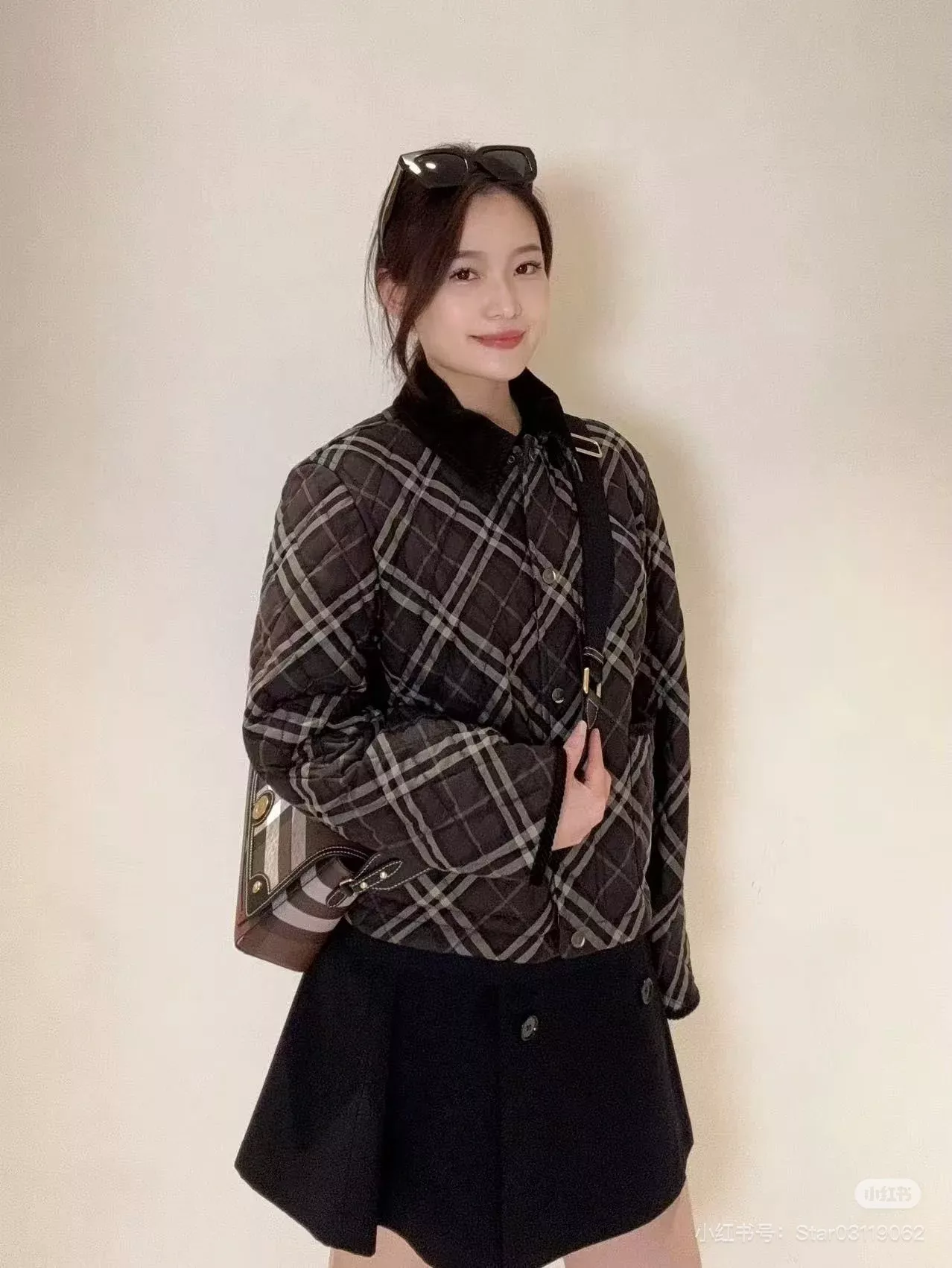 버버리 사선 체크 퀼팅 여성용 쇼트 패딩 상세 이미지 51