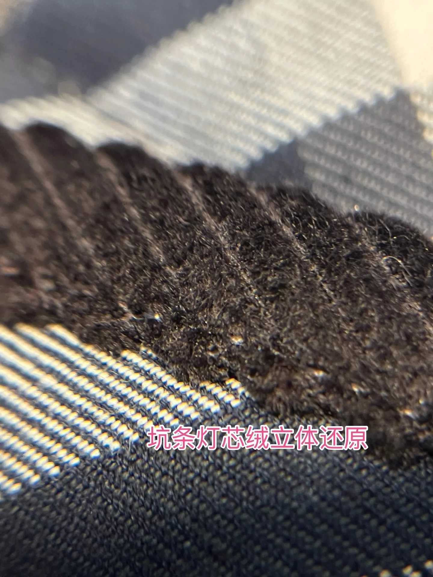 버버리 사선 체크 퀼팅 여성용 쇼트 패딩 상세 이미지 53