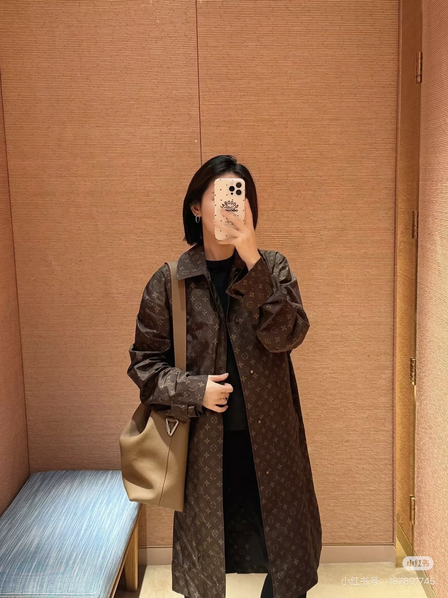 루이비통 올오버 패턴 벨트 여성용 롱 코트 상세 이미지 17
