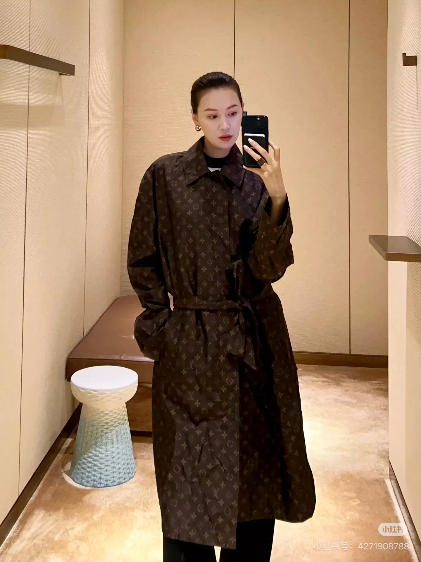 루이비통 올오버 패턴 벨트 여성용 롱 코트 상세 이미지 28