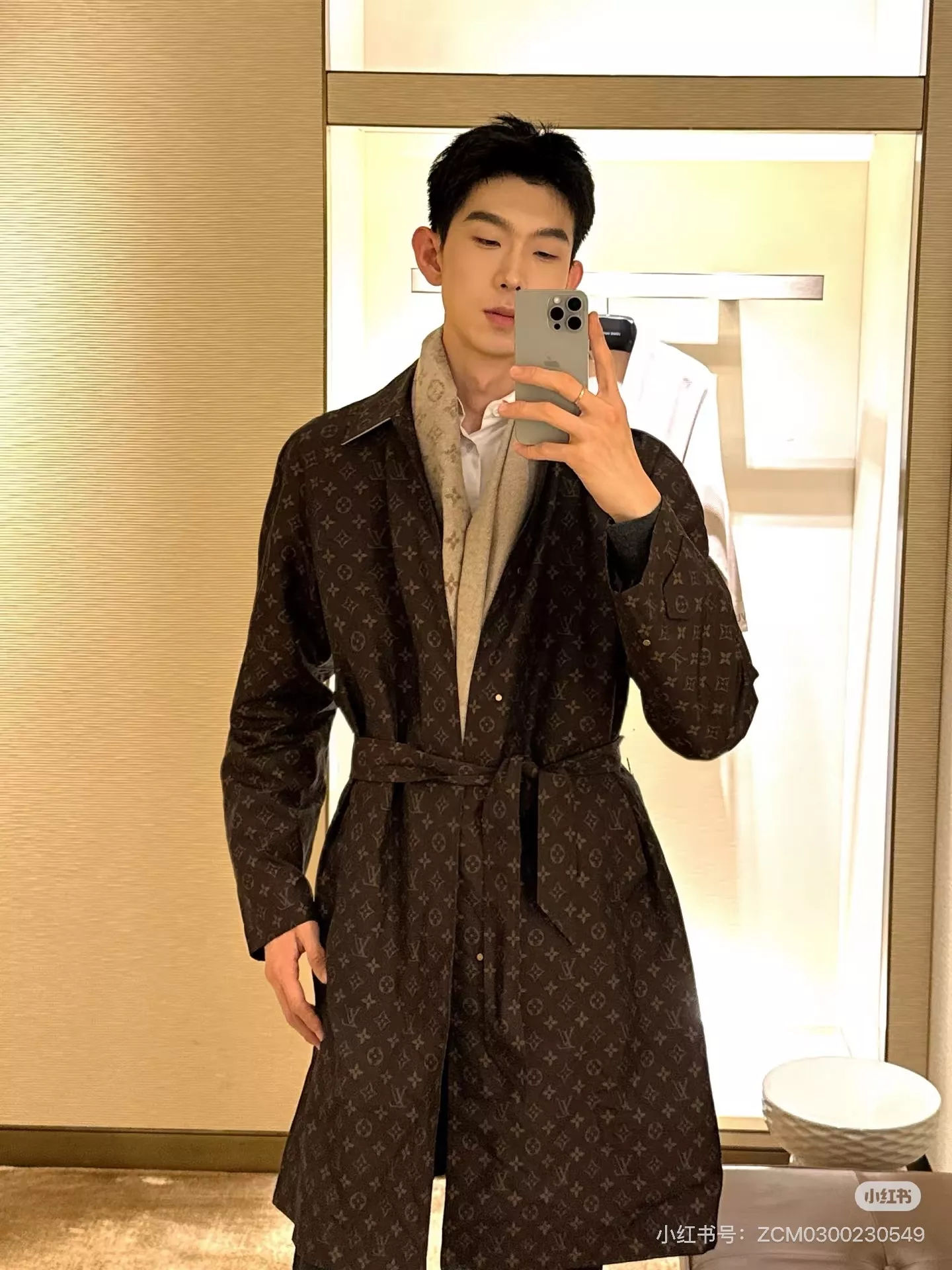 루이비통 올오버 패턴 벨트 여성용 롱 코트 상세 이미지 32