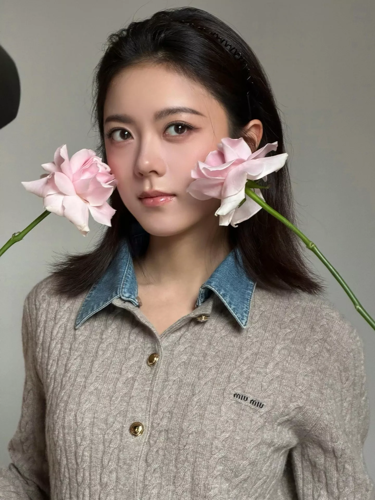 미우미우 배색 칼라 케이블 여성용 긴소매 가디건 상세 이미지 15