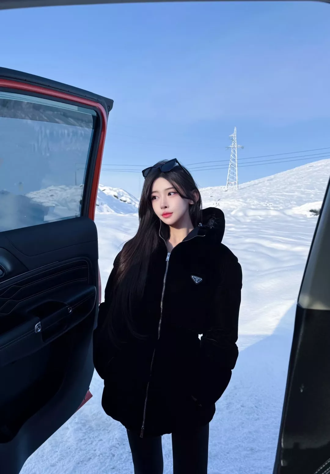 프라다 벨벳 스탠드넥 여성용 미들 패딩 상세 이미지 26
