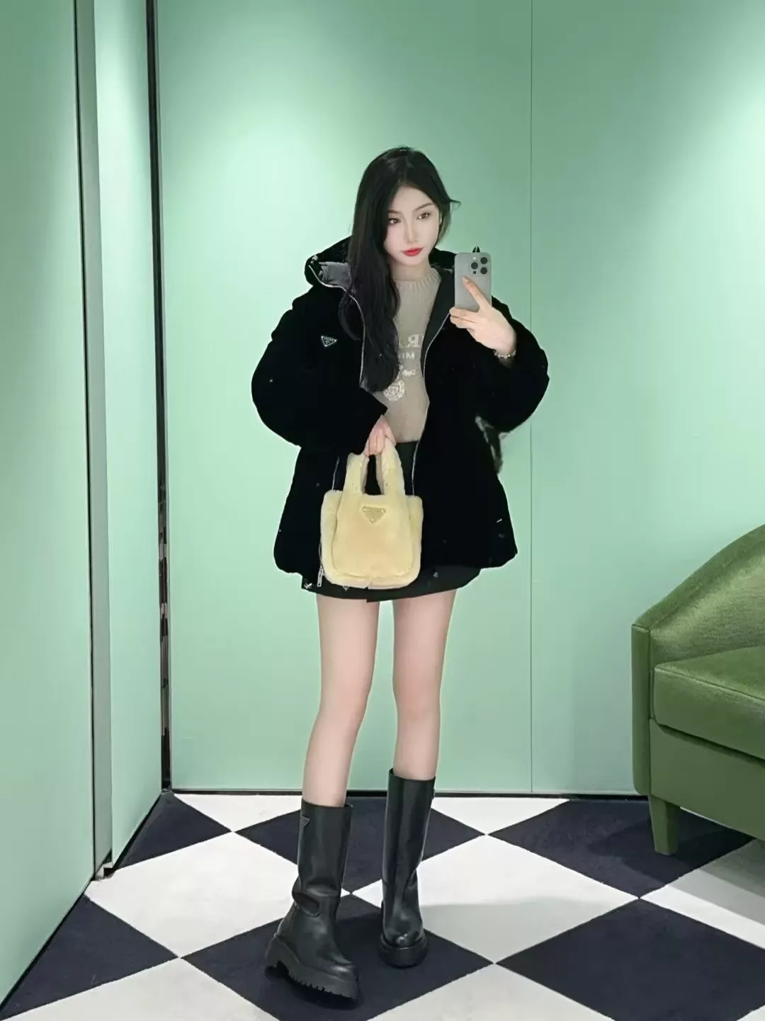 프라다 벨벳 스탠드넥 여성용 미들 패딩 상세 이미지 27