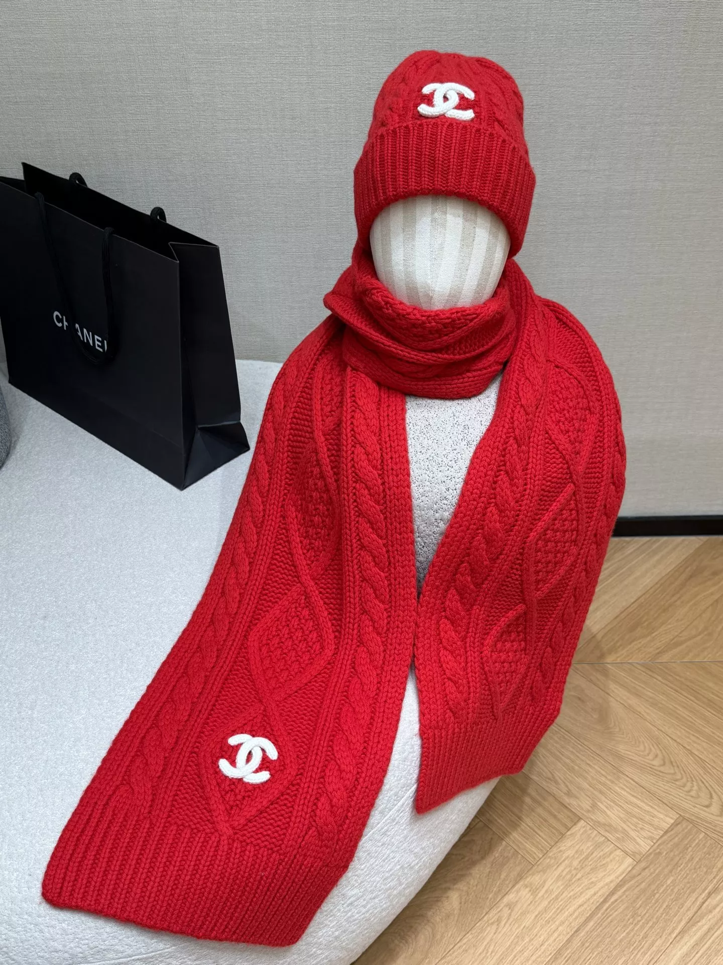 샤넬 입체 꽈배기 배색 자수 니트 머플러 상세 이미지 11