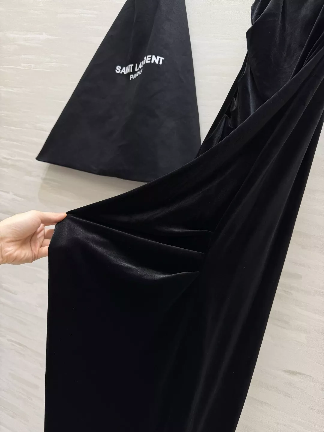 입생로랑 벨벳 브이넥 셔링 여성용 원피스 상세 이미지 14