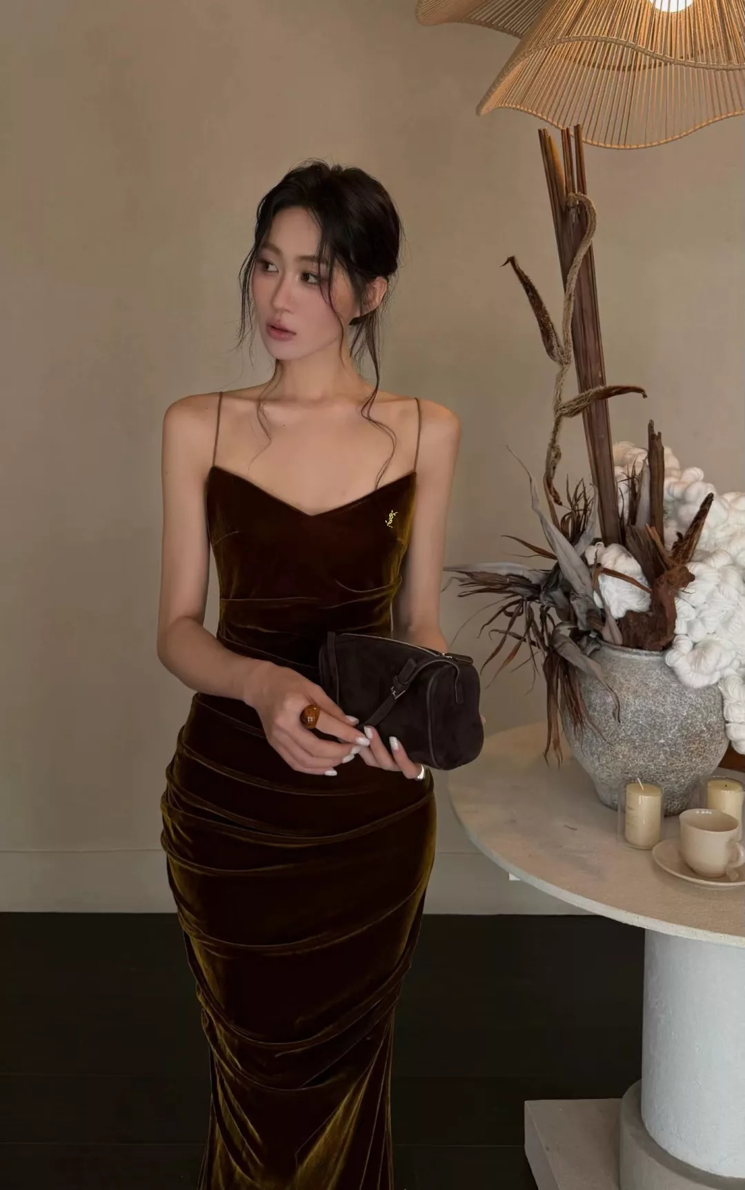 입생로랑 벨벳 브이넥 셔링 여성용 원피스 상세 이미지 21