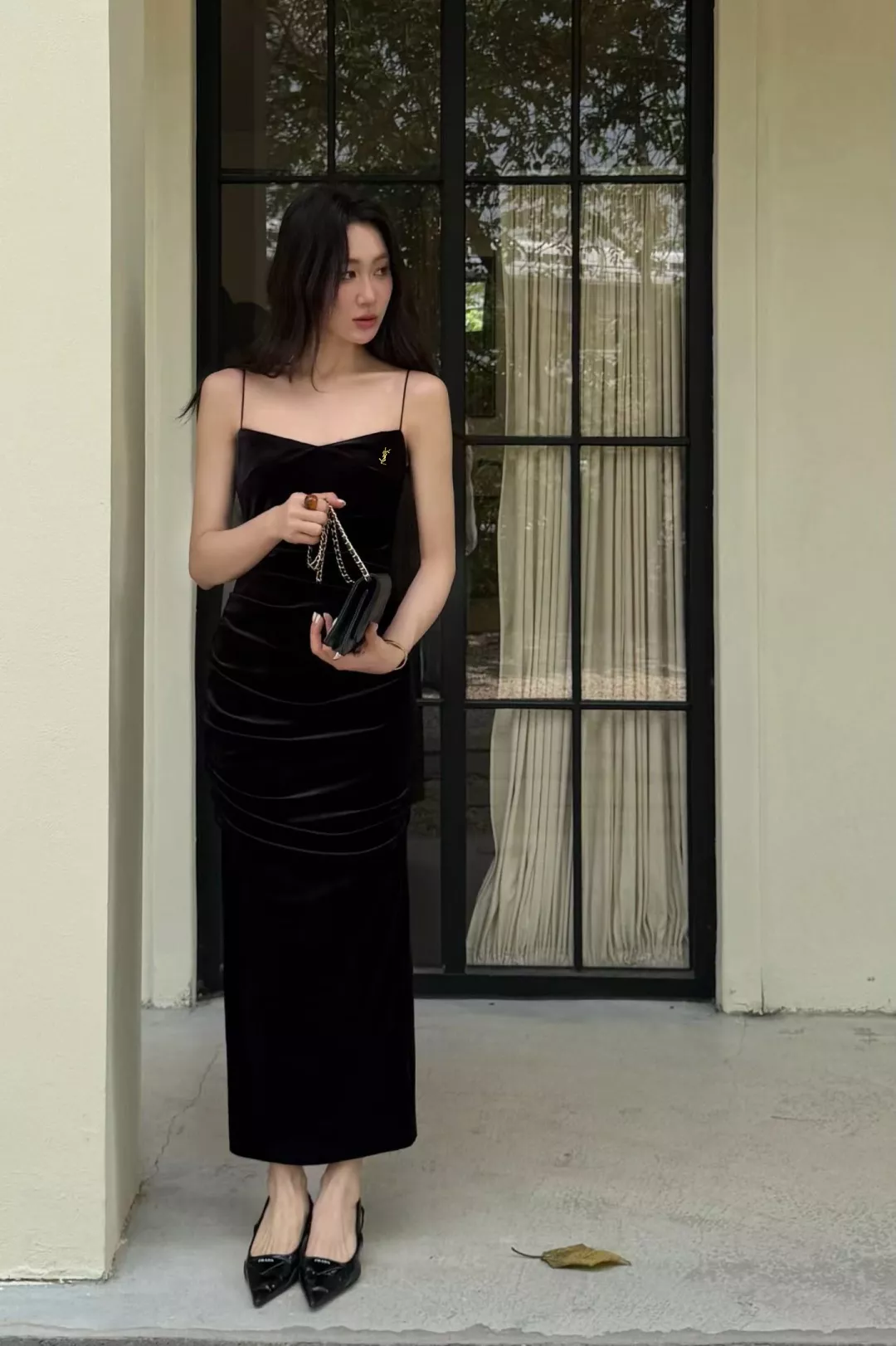 입생로랑 벨벳 브이넥 셔링 여성용 원피스 상세 이미지 28