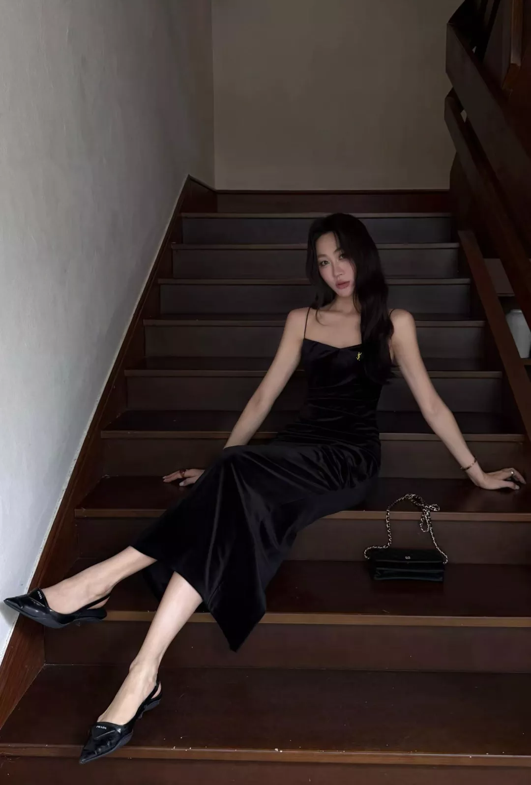 입생로랑 벨벳 브이넥 셔링 여성용 원피스 상세 이미지 31