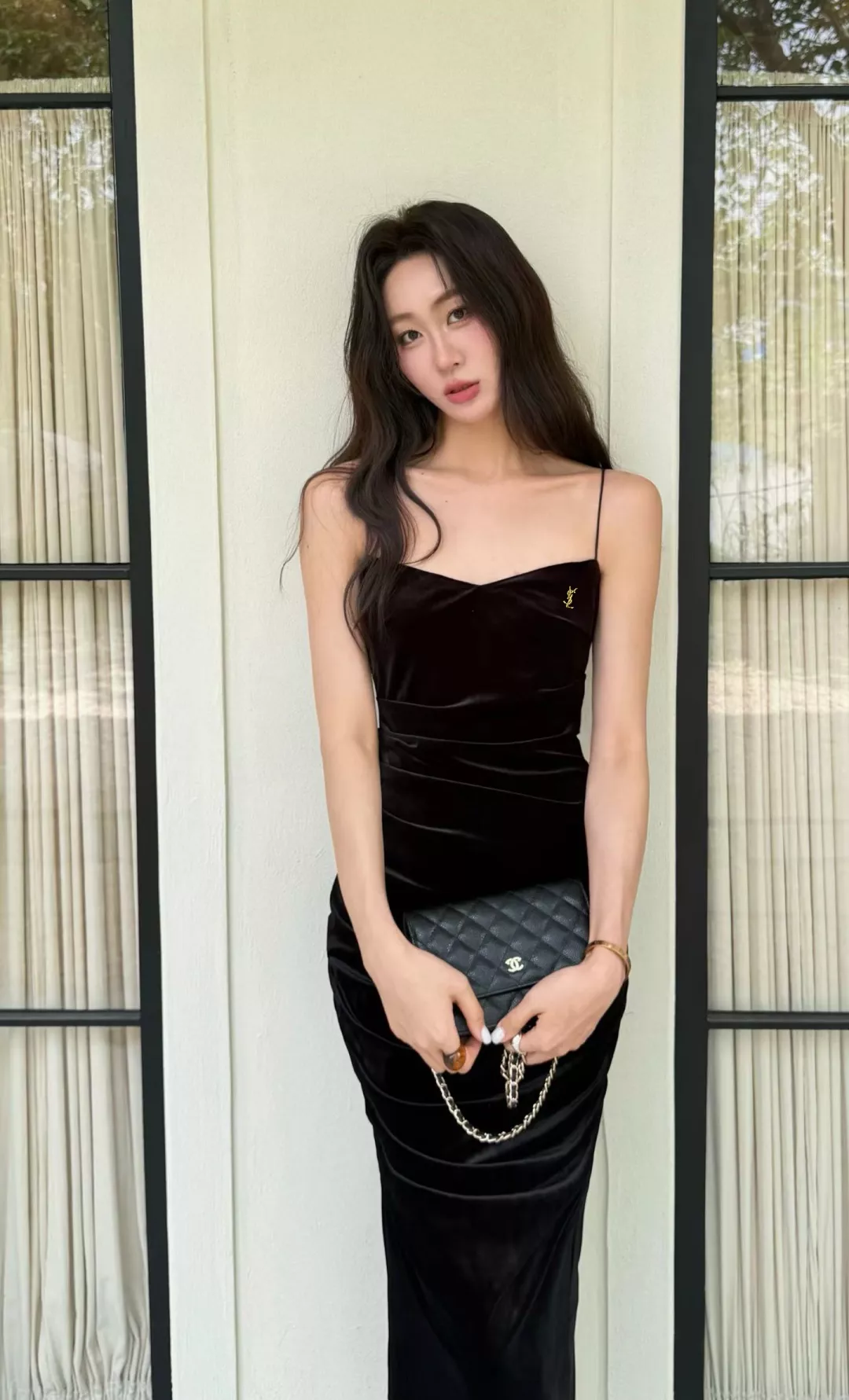 입생로랑 벨벳 브이넥 셔링 여성용 원피스 상세 이미지 32